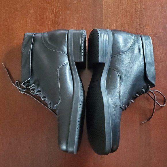 Brooke Black Leather Boot - Picture 4 of 5